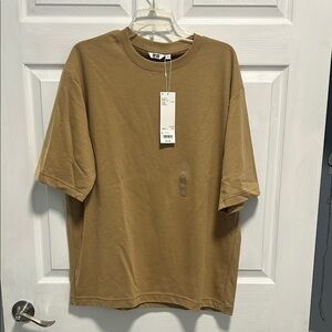 Uniqlo Men's Beige Oversized Short Sleeve Tee